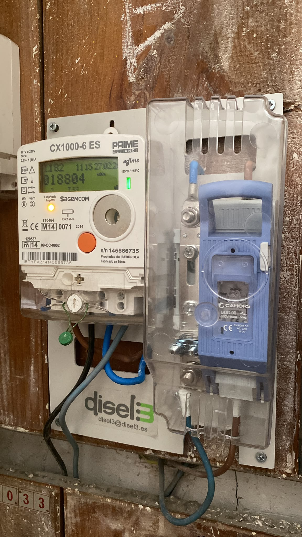 Contador eléctrico y protecciones montados
