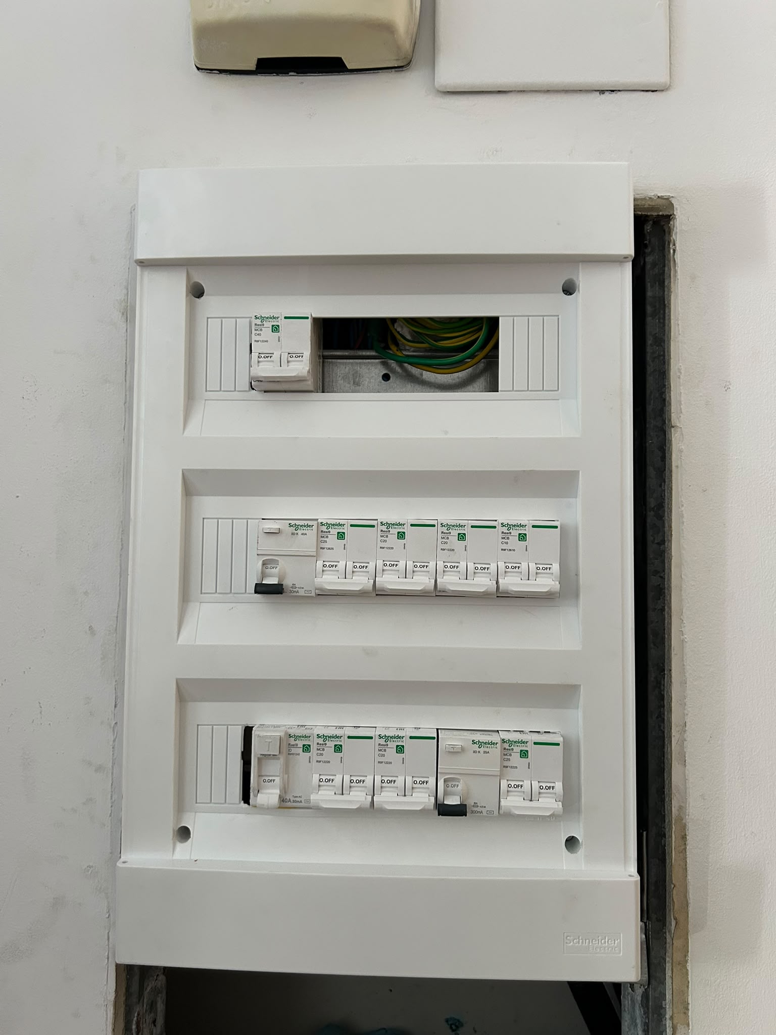 Cuadro eléctrico terminado, con protecciones y circuitos etiquetados