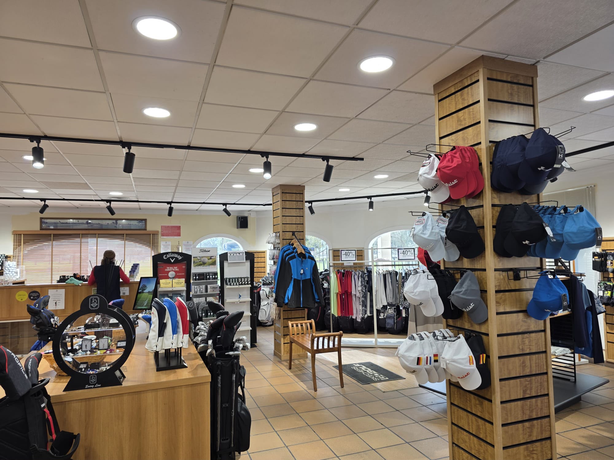 Iluminación con focos y paneles LED en el interior de una tienda